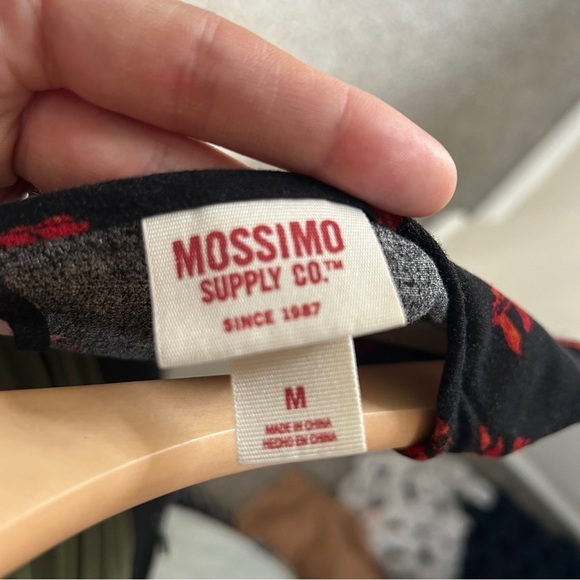 🦋 Mossimo Supply Co Black Red Floral Flowy Blouse Holiday Christmas Medium - Picture 2 of 4